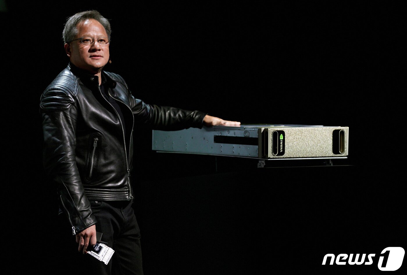 본문 이미지 - 젠슨 황 엔비디아 CEO가 CES에서 자사의 슈퍼컴퓨터를 선보이고 있다. ⓒ 로이터=뉴스1 ⓒ News1 박형기 기자