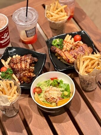 본문 이미지 - 구장 내에서 줄서지 않고 미리 주문한 음식들을 픽업해 즐길 수 있다ⓒ News1  