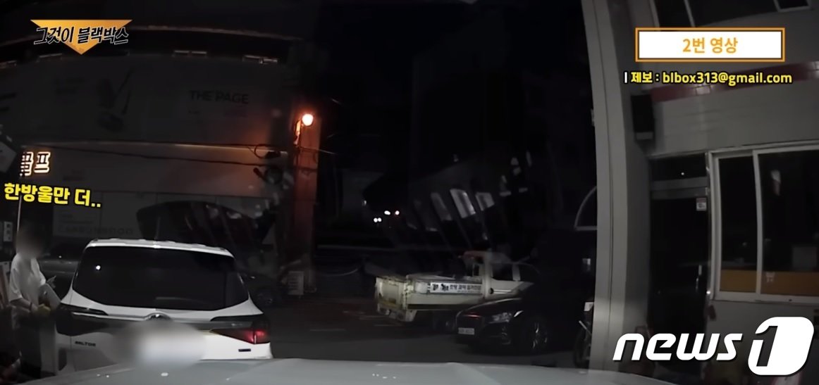 본문 이미지 - 20대로 추정되는 한 운전자가 광주 남구의 한 주유소에서 기름을 넣으며 담배를 피는 모습.(유튜브 '그것이 블랙박스' 갈무리) 2023.5.29