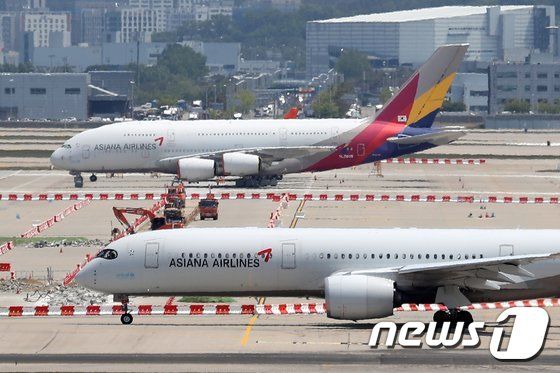 지난 16일 인천국제공항 제2여객터미널 계류장에 아시아나항공 여객기가 이륙을 준비하고 있다. 2022.5.16/뉴스1 © News1 민경석 기자