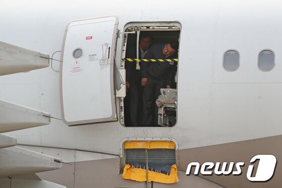 26일 오전 제주에서 대구로 향하던 아시아나 항공기에서 30대 남자승객이 착륙 전 대구공항 상공에서 비상문을 강제개방하는 사고가 발생해 일부 승객이 병원으로 이송돼 치료를 받고 있다. 어명소 국토교통부 제2차관 등 관계자들이 이날 오후 대구공항을 찾아 비상문이 개방된 채 계류장에 대기중인 항공기에 올라 현장을 확인하고 있다. 2023.5.26/뉴스1 © News1 공정식 기자