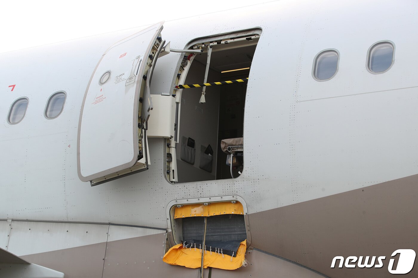 본문 이미지 - 26일 오전 제주에서 대구로 향하던 아시아나 항공기에서 30대 남성이 착륙 전 대구공항 상공에서 비상문을 강제개방하는 사고가 발생해 일부 승객이 병원으로 이송돼 치료를 받고 있다. 이날 오후 비상문이 개방된 채 대구공항에 착륙한 항공기가 계류장에 대기하고 있다. 2023.5.26/뉴스1 ⓒ News1 공정식 기자