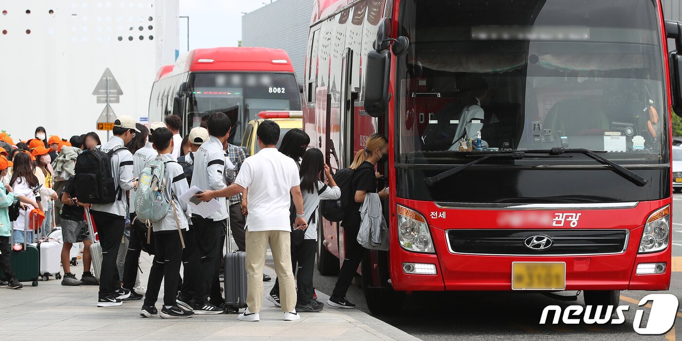본문 이미지 - 26일 오전 제주에서 대구로 향하던 아시아나 항공기에서 30대 남성이 착륙 전 대구공항 상공에서 비상문을 강제개방하는 사고가 발생해 일부 승객이 병원으로 이송돼 치료를 받고 있다. 이날 울산에서 열리는 제52회 전국소년체육대회에 참가하기 위해 아시아나 항공기에 탑승했던 초·중학생 제주특별자치도 선수단이 대구공항 도착 후 인솔 교사의 안내를 받아 전세버스에 오르고 있다. 2023.5.26/뉴스1 ⓒ News1 공정식 기자