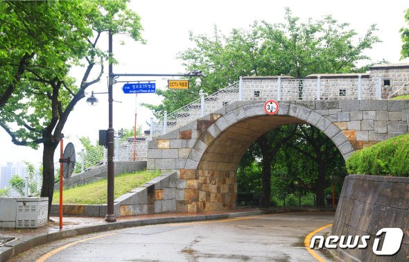 본문 이미지 - 드라마 '스물하나 스물다섯' 촬영지인 수원 행리단길 인근에 자리한 아치형 다리.(경기관광공사 제공)/