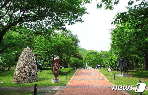 본문 이미지 - ‘갯마을 차차차’ 혜진-두식의 사랑 싹트는 ‘양주시립장욱진미술관’ 외부 풍경.(경기관광공사 제공)/