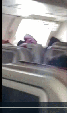 본문 이미지 - 26일 오전 제주공항을 출발해 대구공항으로 향하던 아시아나 항공기에서 비행 중 문이 열리는 사고가 발생했다. (독자 제공) 2023.5.26/뉴스1