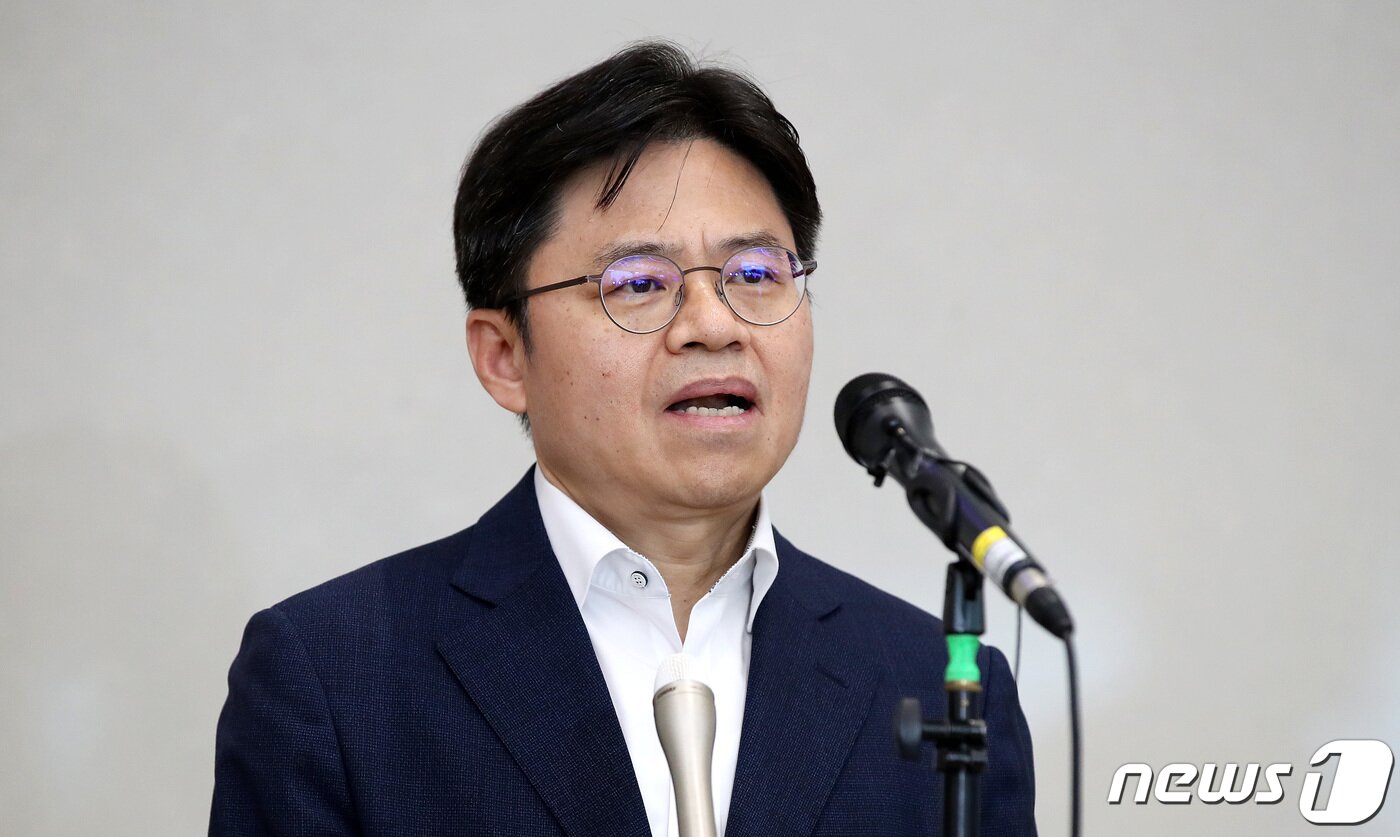 본문 이미지 - 일본 후쿠시마 오염수 시찰을 마친 유국희 원자력안전위원장이 26일 오후 인천국제공항 2터미널로 귀국해 취재진의 질문에 답하고 있다. 2023.5.26/뉴스1 ⓒ News1 박지혜 기자