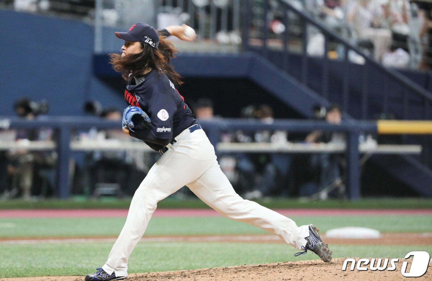 본문 이미지 - 26일 서울 구로구 고척 스카이돔에서 열린 프로야구 '2023 신한은행 SOL KBO리그' 롯데 자이언트와 키움 히어로즈 경기에서 9회말 마운드에 오른 롯데 김원중이 역투하고 있다. 2023.5.26/뉴스1 ⓒ News1 허경 기자