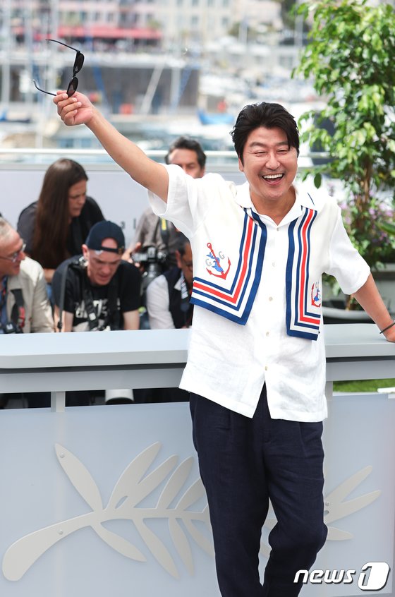 제76회 칸 국제영화제 폐막을 하루 앞둔 26일 오후(현지시간) 프랑스 남부 소도시 칸 ‘팔레 데 페스티발’(Palais des Festival)에서 열린 ‘거미집’(Coweb) 포토콜 행사에서 배우 송강호가 포즈를 취하고 있다. 2023.5.26/뉴스1 © News1 이준성 기자
