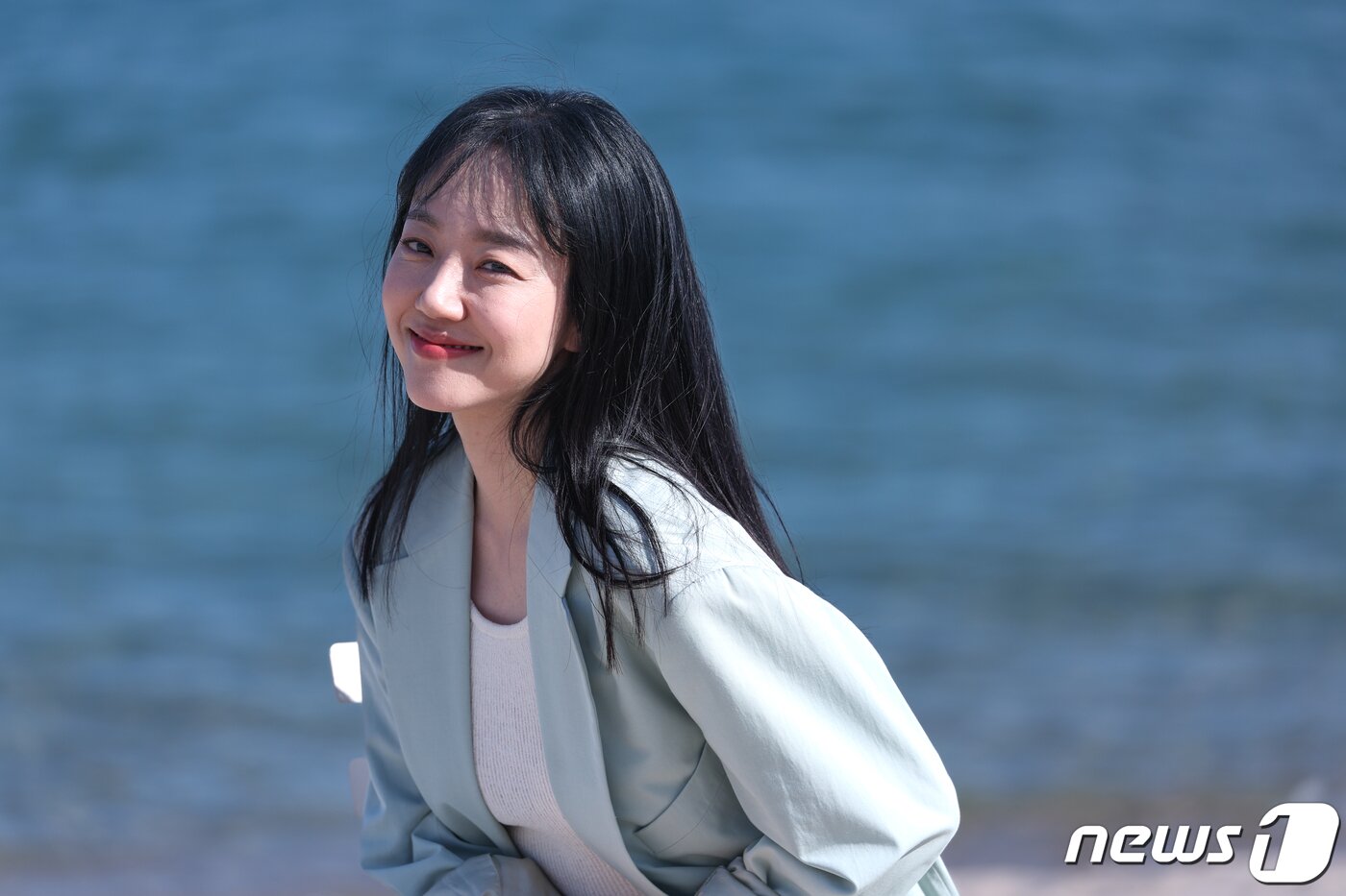 본문 이미지 - 베우 임수정이 26일 오후(현지시간) 프랑스 남부 소도시 칸 팔레 데 페스티발(Palais des Festival) 영화진흥위원회 부스에서 국내 취재진 대상으로 열린 영화 '거미집' 라운드 인터뷰에 참석해 사진 촬영을 하고 있다. 2023.5.27/뉴스1 ⓒ 뉴스1 이준성 기자