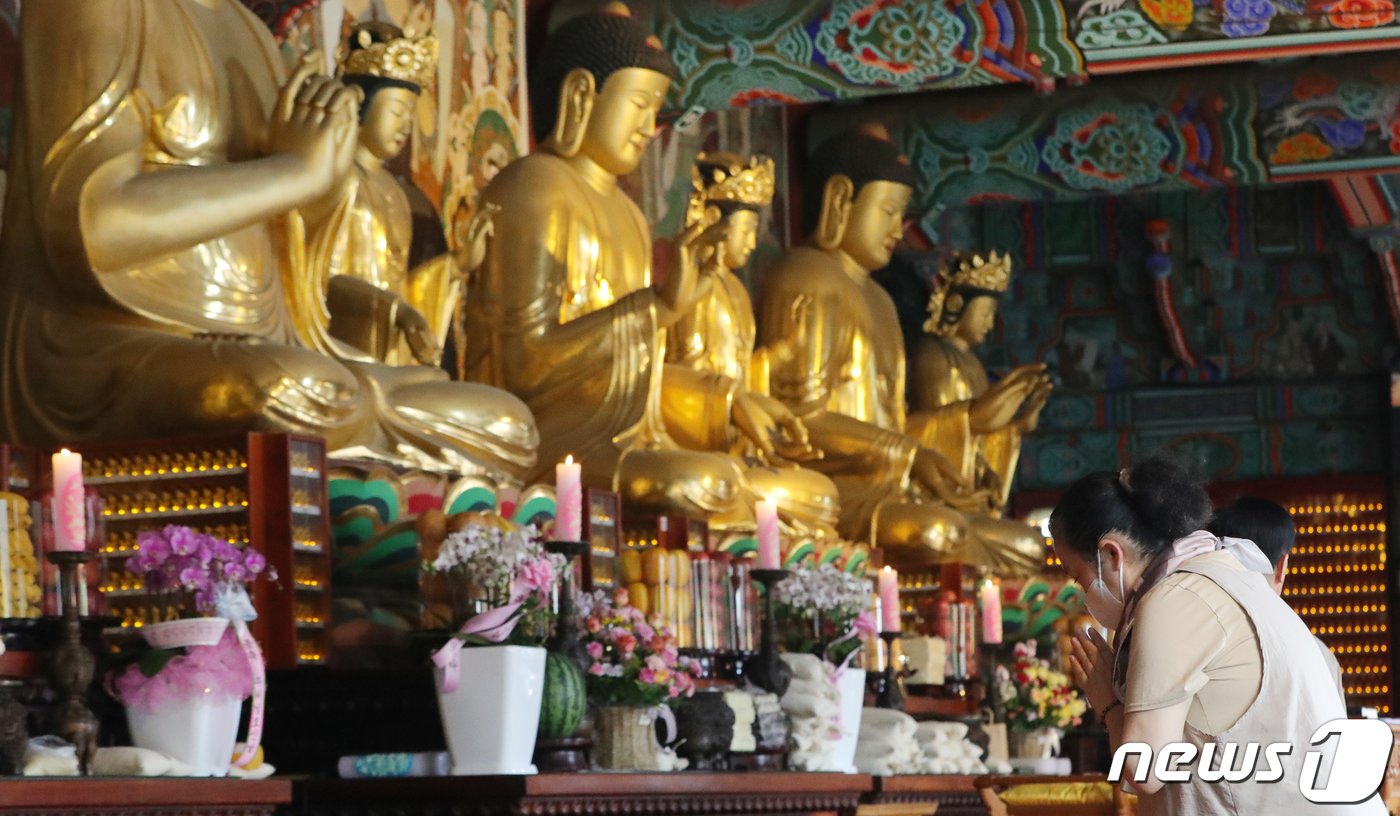 본문 이미지 - 불기 2567년 부처님 오신 날인 27일 전북 김제시 금산사에 불자들이 합장을 하고 기도를 드리고 있다. 2023.5.27/뉴스1 ⓒ News1 유경석 기자