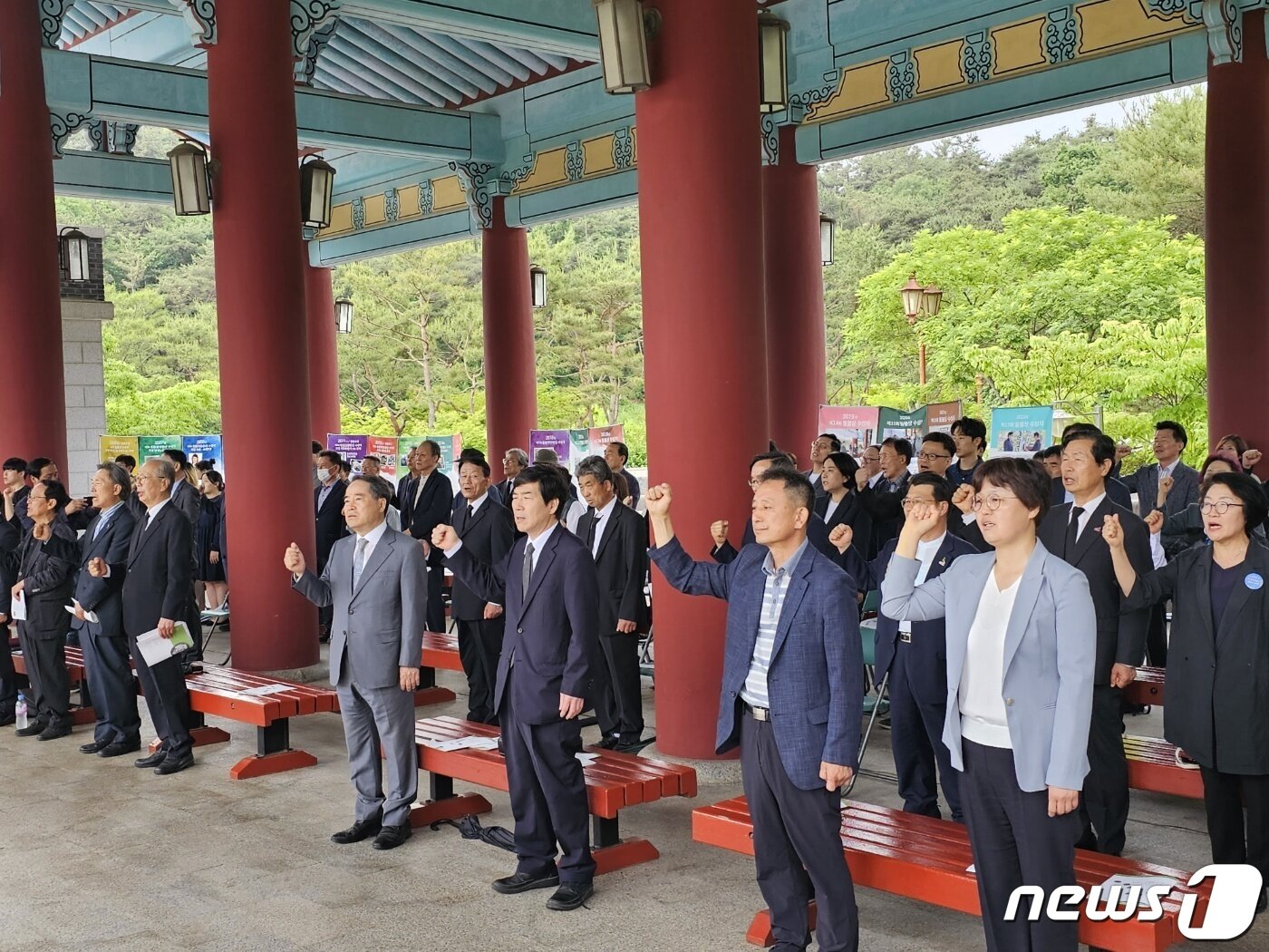 본문 이미지 - 들불열사 합동추모식이 열린 27일 광주 북구 운정동 국립5·18민주묘지 역사의문에서 참석자들이 님을 위한 행진곡을 제창하고 있다. 2023.5.27/뉴스1