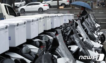 본문 이미지 - 서울 강남구 역삼동 배달대행 업체 앞에 배달용 바이크가 주차되어 있다.ⓒ News1 박정호 기자