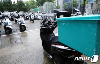 서울 강남구 역삼동 배달대행 업체 앞에 배달용 바이크가 주차되어 있다. ⓒ News1 박정호 기자