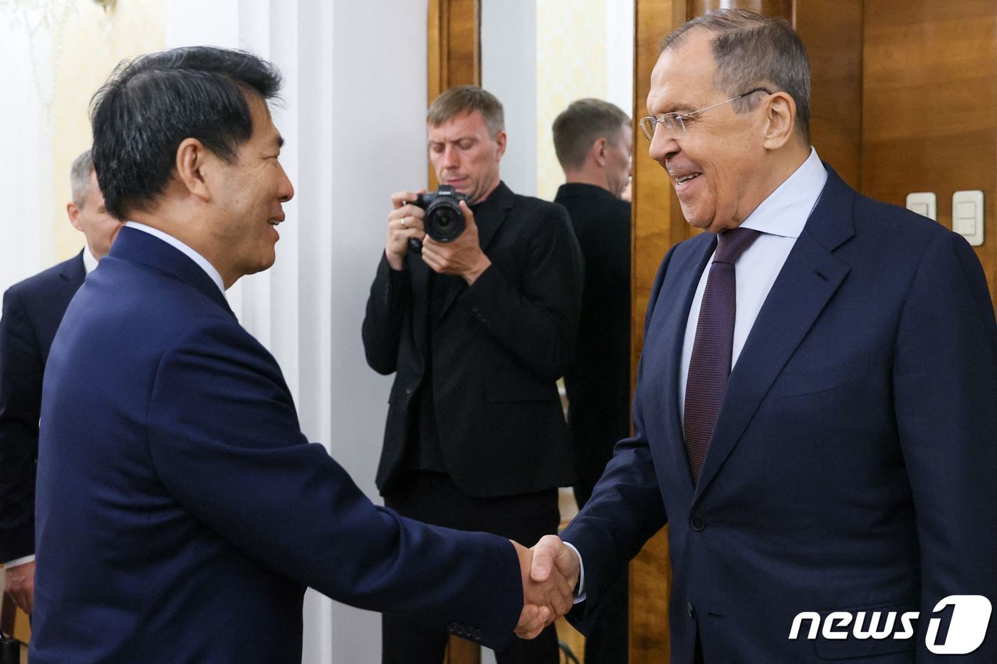 본문 이미지 - 세르게이 라브로프 러시아 외무장관이 26일&#40;현지시간&#41; 모스크바에서 리후이 우크라이나전 중재 중국 특사와 만나 악수를 하고 있다. 2023.5.27 ⓒ AFP=뉴스1 ⓒ News1 우동명 기자