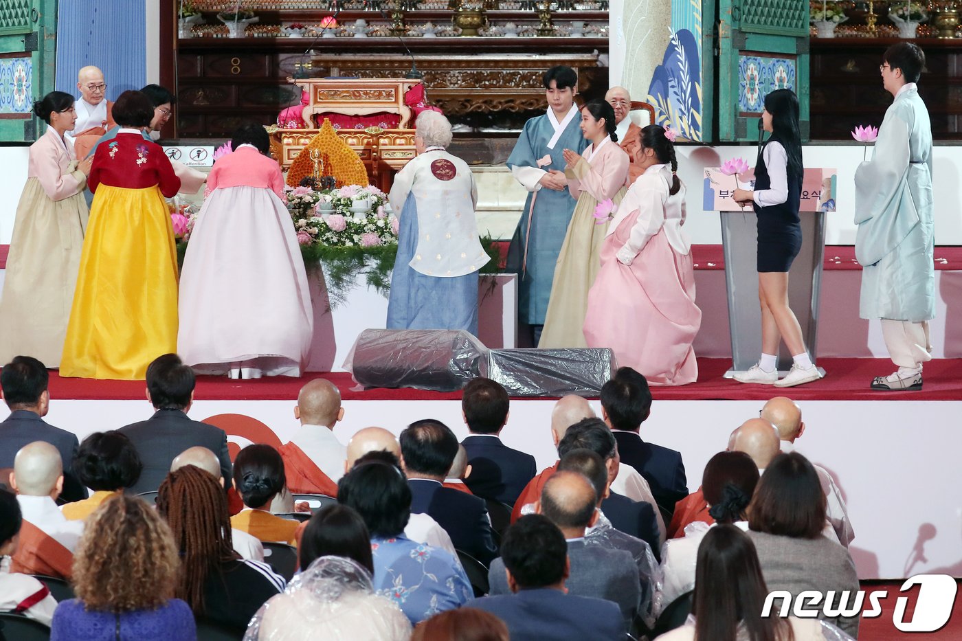 27일 오전 서울 종로구 조계사에서 열린 불기 2567년 부처님오신날 봉축법요식에서 불자대표들이 헌화&#40;獻花&#41;하고 있다. 2023.5.27/뉴스1 ⓒ News1 민경석 기자