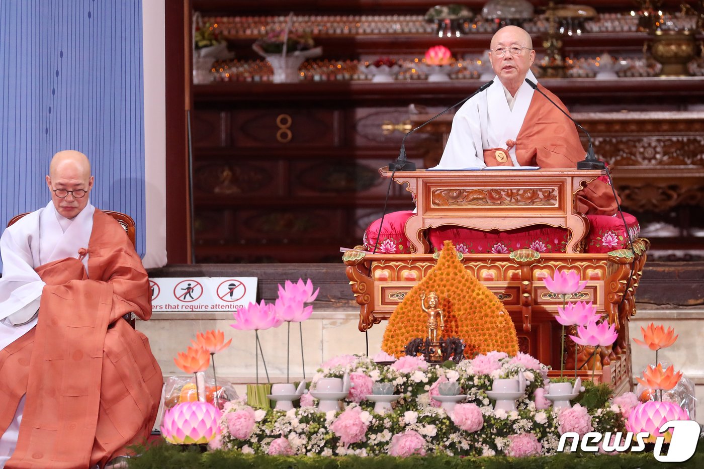 본문 이미지 - 대한불교조계종 원로의장 불영 자광 대종사가 27일 오전 서울 종로구 조계사에서 열린 불기 2567년 부처님오신날 봉축법요식에서 법어를 대독하고 있다. 2023.5.27/뉴스1 ⓒ News1 민경석 기자