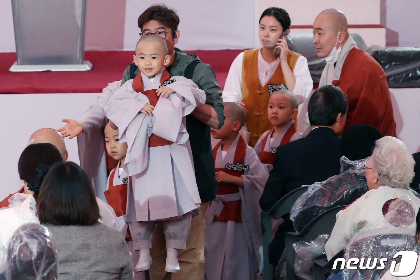 본문 이미지 - 27일 오전 서울 종로구 조계사에서 열린 불기 2567년 부처님오신날 봉축법요식에 동자승들이 참석하고 있다. 2023.5.27/뉴스1 ⓒ News1 민경석 기자