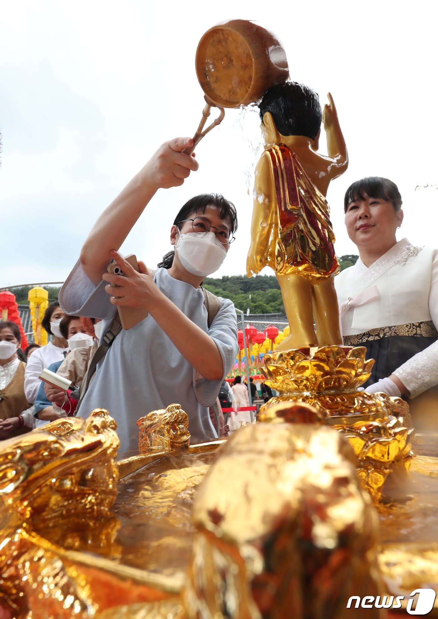 본문 이미지 - 불기 2567년 부처님오신날인 27일 경남 양산 통도사에서 불자들이 아기 부처를 씻기는 관불의식을 하고 있다. 2023.5.27/뉴스1 ⓒ News1 윤일지 기자