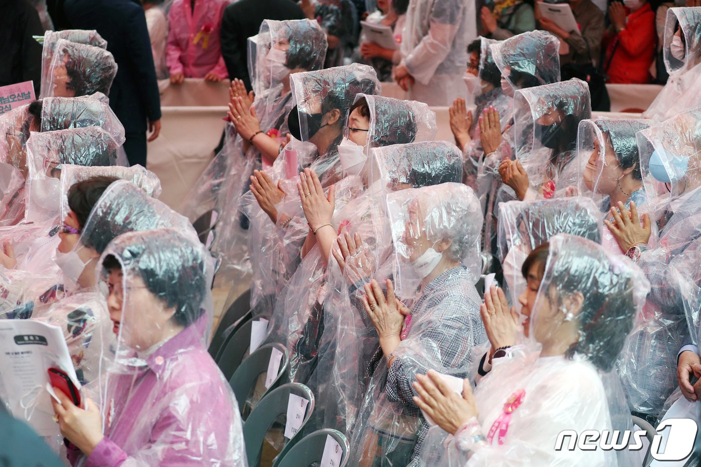 본문 이미지 - 27일 오전 서울 종로구 조계사에서 열린 불기 2567년 부처님오신날 봉축법요식을 찾은 불자들이 합장하고 있다. 2023.5.27/뉴스1 ⓒ News1 민경석 기자