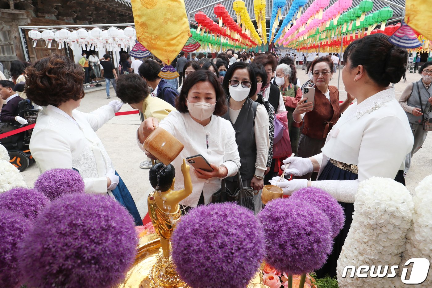 본문 이미지 - 불기 2567년 부처님오신날인 27일 경남 양산 통도사에서 불자들이 아기 부처를 씻기는 관불의식을 하고 있다. 2023.5.27/뉴스1 ⓒ News1 윤일지 기자