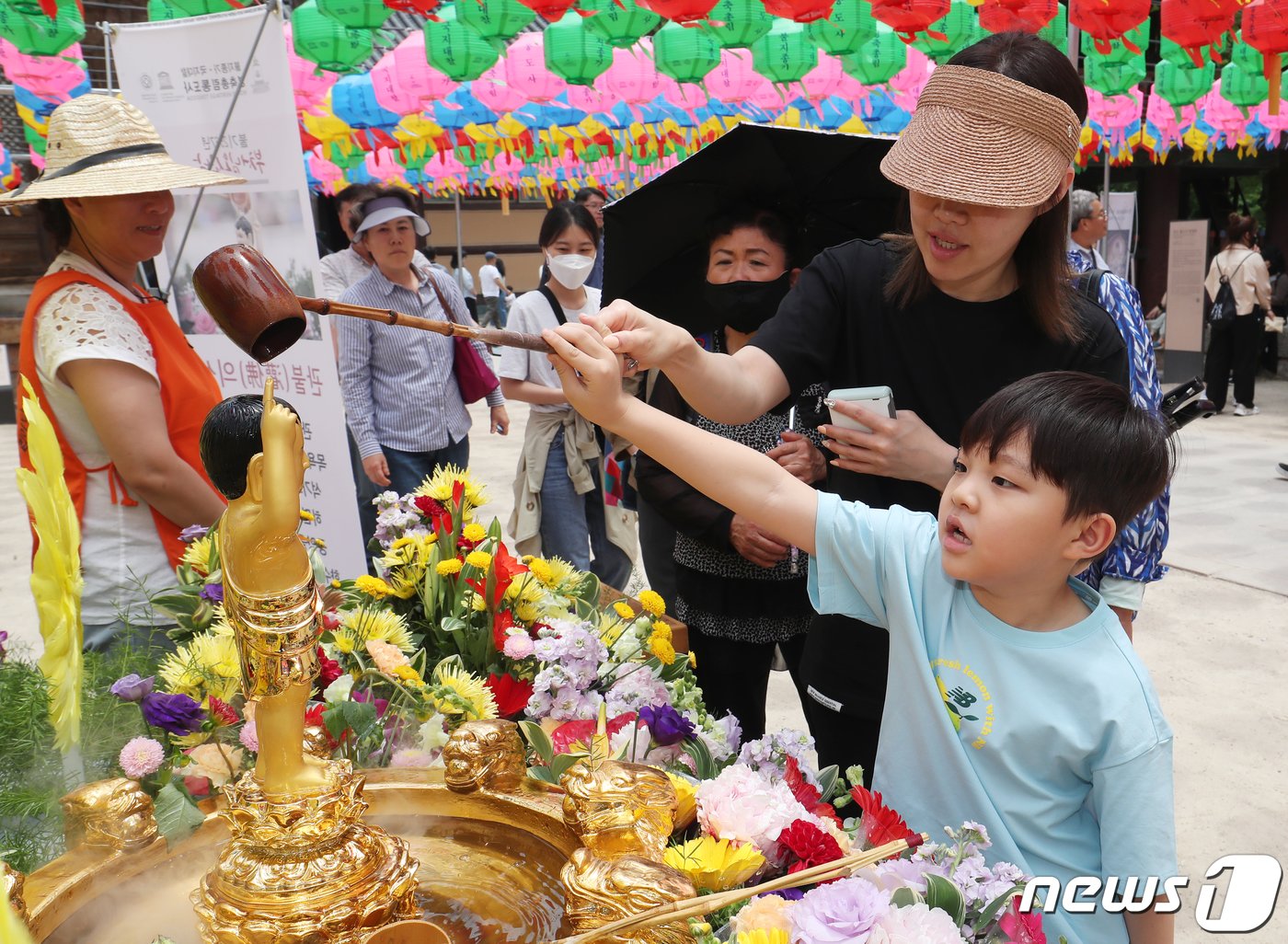 본문 이미지 - 불기 2567년 부처님오신날인 27일 경남 양산 통도사에서 한 어린이가 아기 부처를 씻기는 관불의식을 하고 있다. 2023.5.27/뉴스1 ⓒ News1 윤일지 기자