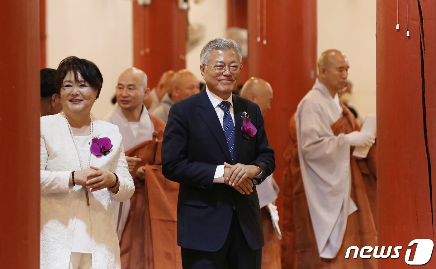 본문 이미지 - 문재인 전 대통령 부부가 27일 경남 양산 통도사에서 열린 불기 2567년 부처님오신날 봉축법요식에 참석했다. 2023.5.27/뉴스1 ⓒ News1 윤일지 기자