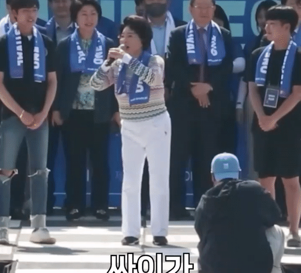 본문 이미지 - 이길여(91) 가천대 총장이 대학 축제에거 가수 싸이 말춤을 선보였다. (가천대 인스타그램 갈무리)