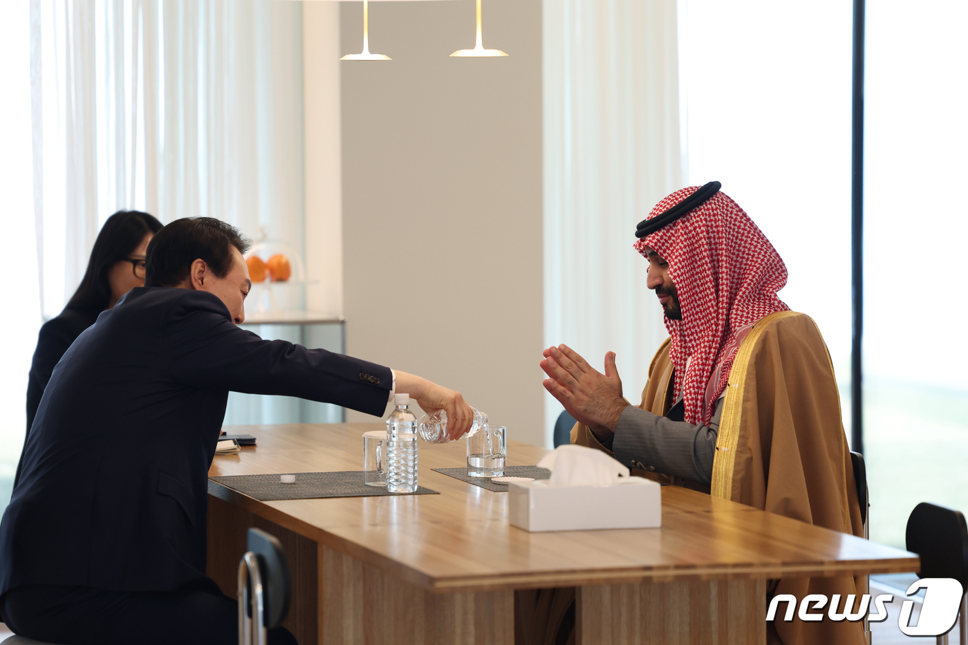 (서울=뉴스1) 오대일 기자 = 대통령실은 27일 윤석열 정부 출범 1주년을 기념해 ‘국민과 함께 시작한 여정’이라는 제목의 사진집을 발간했다고 밝혔다. 이번 사진집은 정치·경제· …