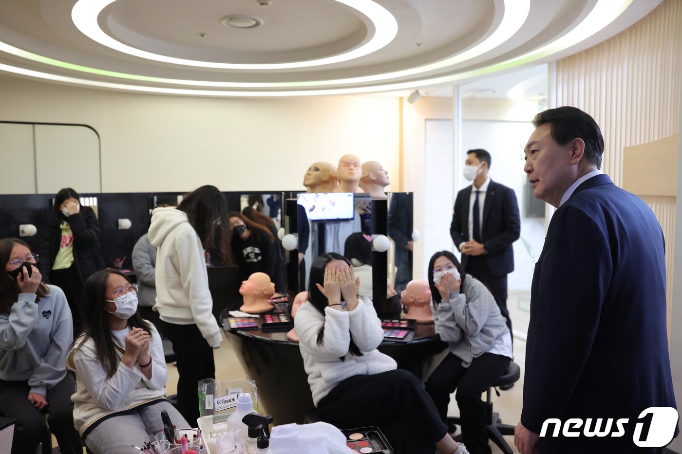 본문 이미지 - 대통령실은 27일 윤석열 정부 출범 1주년을 기념해 ‘국민과 함께 시작한 여정’이라는 제목의 사진집을 발간했다고 밝혔다. 사진은 윤석열 대통령이 지난 2022년 12월 분당 잡월드에서 국제기능올림픽 선수단을 격려하는 모습. (대통령실 제공) 2023.5.27/뉴스1 ⓒ News1 오대일 기자