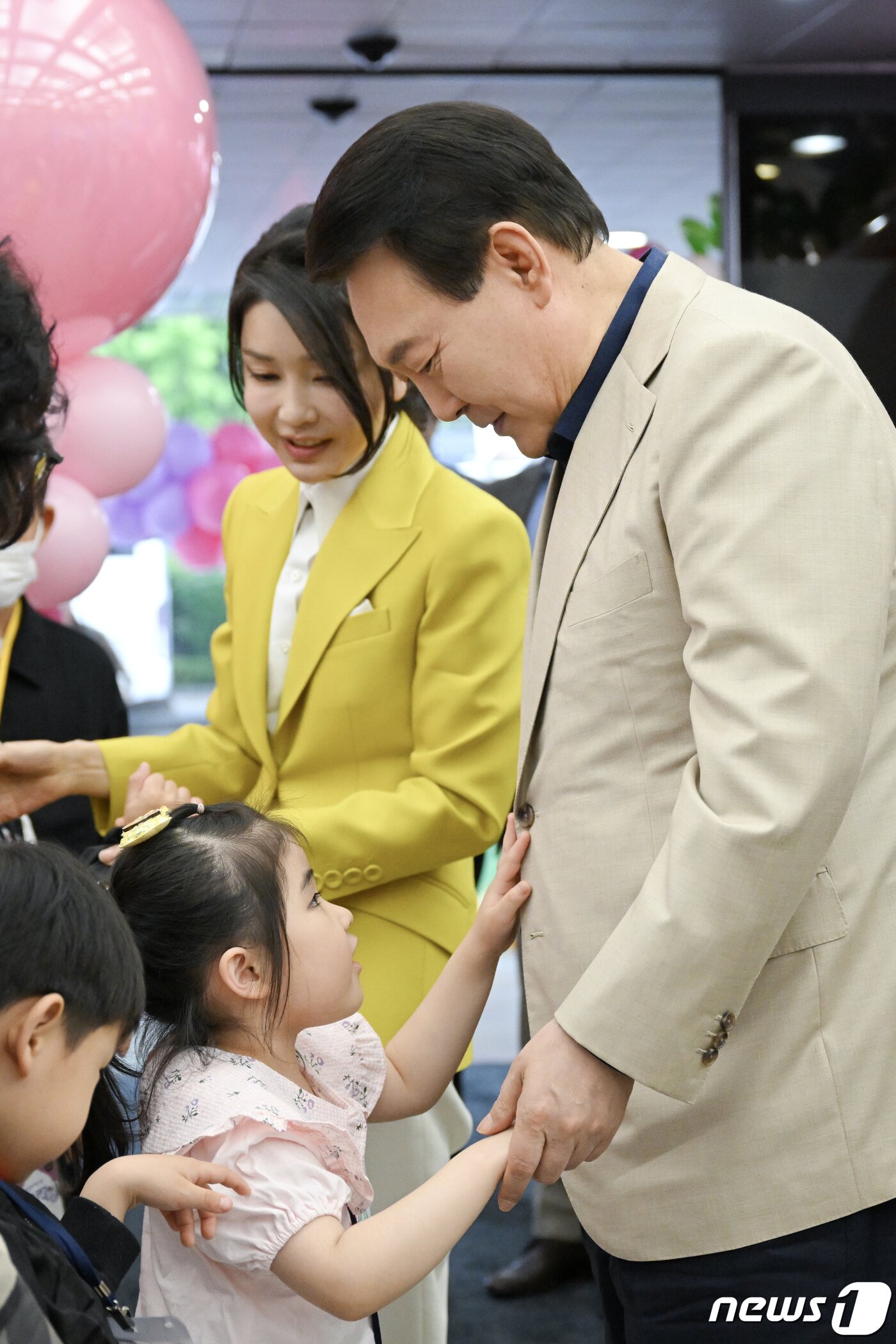 본문 이미지 - 대통령실은 27일 윤석열 정부 출범 1주년을 기념해 ‘국민과 함께 시작한 여정’이라는 제목의 사진집을 발간했다고 밝혔다. 사진은 2023년 5월, 청와대 연무관에서 열린 어린이날 초청 행사 모습. (대통령실 제공) 2023.5.27/뉴스1 ⓒ News1 오대일 기자