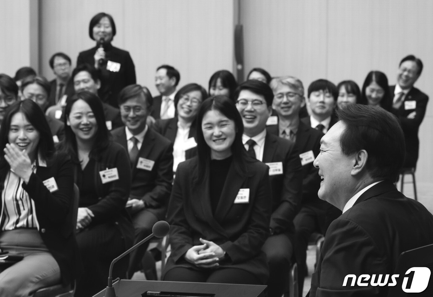 본문 이미지 - 대통령실은 27일 윤석열 정부 출범 1주년을 기념해 ‘국민과 함께 시작한 여정’이라는 제목의 사진집을 발간했다고 밝혔다. 사진은 2023년 2월, 정부세종청사에서 열린 MZ세대 공무원들과 대화 모습. (대통령실 제공) 2023.5.27/뉴스1 ⓒ News1 오대일 기자