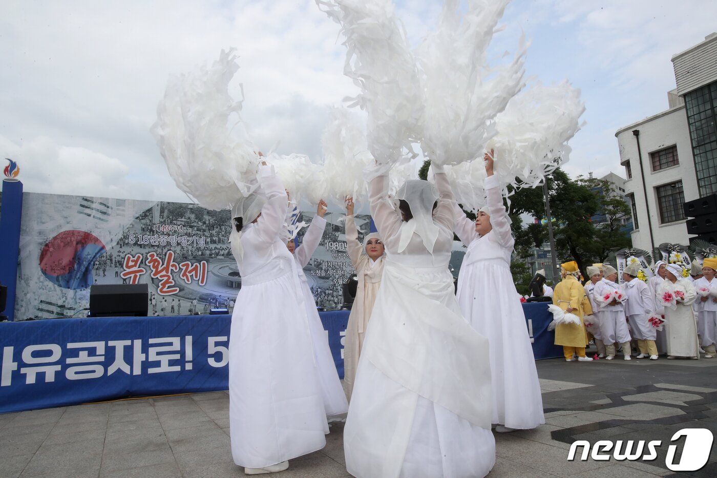 본문 이미지 - 27일 오후 5시 광주 동구 금남로 옛 전남도청 앞에서는 ‘5.18민중항쟁 43주년 기념 부활제’가 진행된 가운데 식전행사로 살품이 춤공연이 진행되고 있다. 2023.5.27/뉴스1 ⓒ News1 김태성 기자