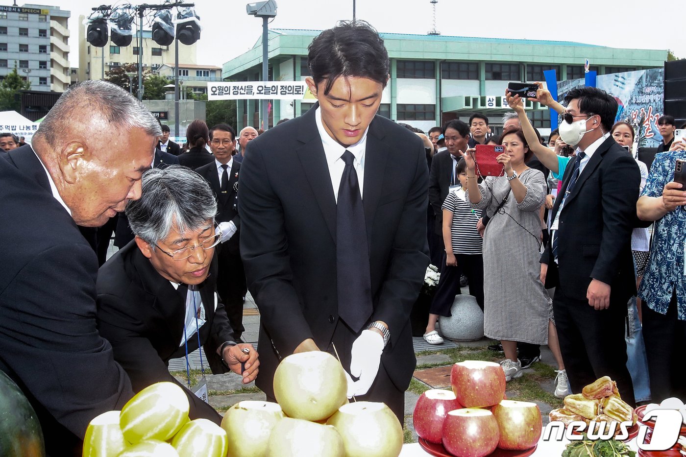 故 전두환 전 대통령의 손자 전우원 씨가 28일 오후 광주 동구 5·18민주광장에서 열린 5·18민중항쟁 부활제에 참석해 오월 영령 앞에 사죄하고 있다. ⓒ News1 김태성 기자