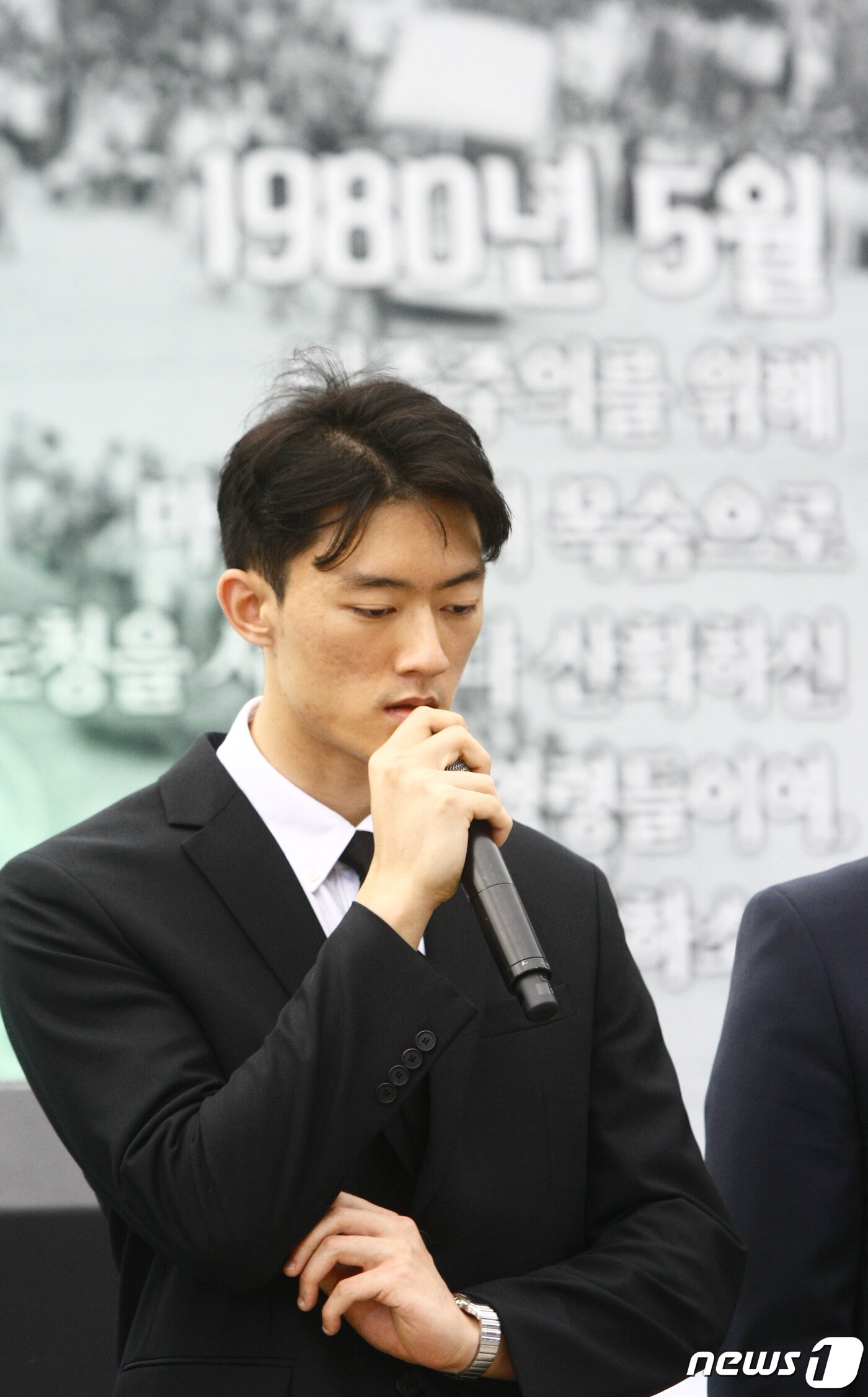 본문 이미지 - 고(故) 전두환 전 대통령의 손자 전우원 씨가 27일 오후 광주시 동구 5·18민주광장 특설무대에서 열린 제43주년 5·18민중항쟁 부활제에 참석해 광주 시민들에게 사죄하고 있다. 2023.5.27/뉴스1 ⓒ News1 김태성 기자