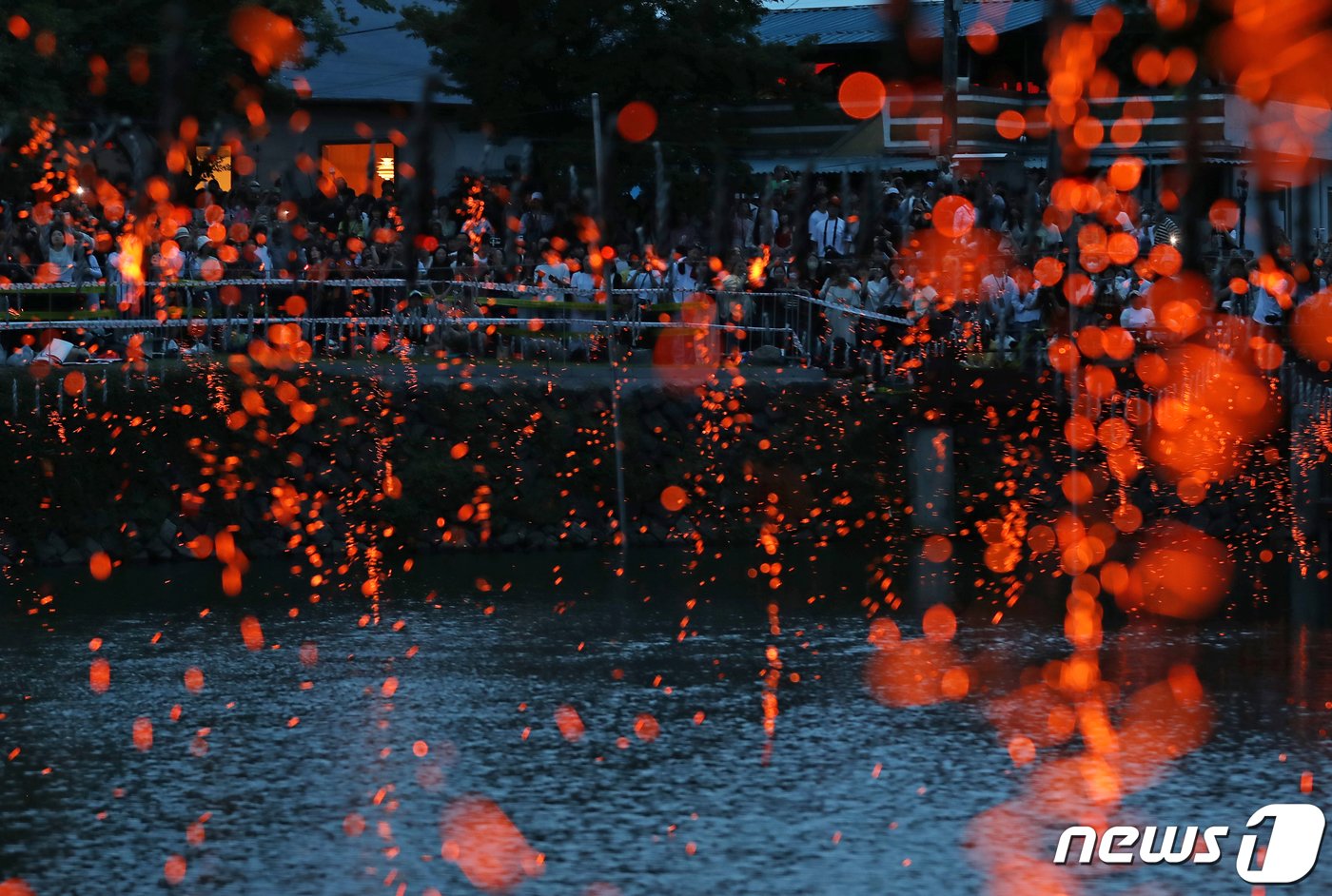 본문 이미지 - 경남 함안군 함안면 무진정에서 '함안 낙화놀이'가 펼쳐지고 있다. 경남 무형문화재 제33호인 함안 낙화놀이는 숯과 한지를 꼬아 만든 실 수천 개를 줄에 매달아 해질녘 불을 붙이는 민속놀이다. 2023.5.27/뉴스1 ⓒ News1 윤일지 기자