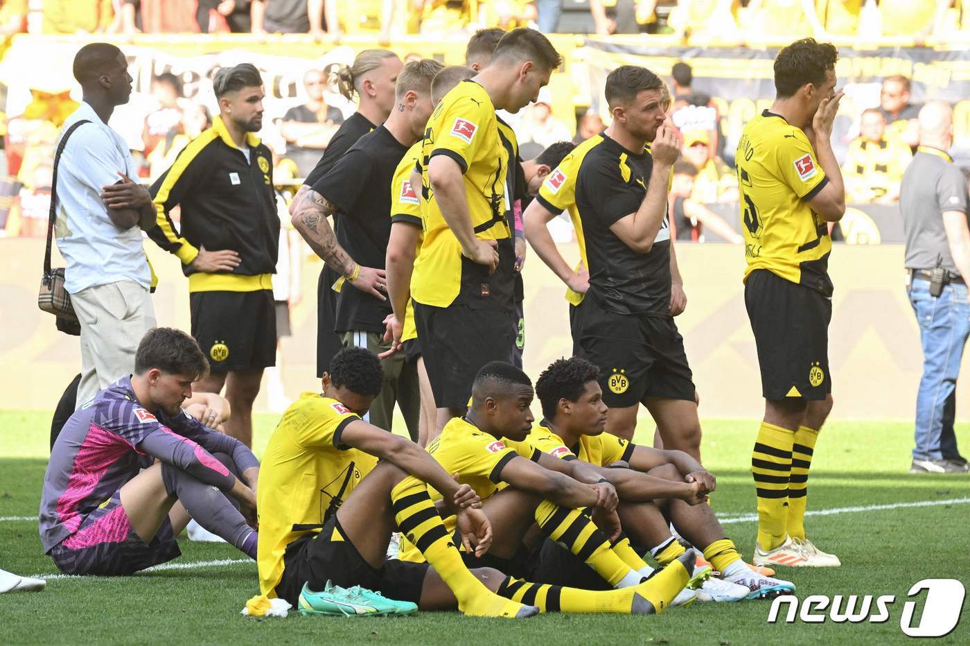 본문 이미지 - 아쉽게 우승을 놓친 도르트문트. ⓒ AFP=뉴스1