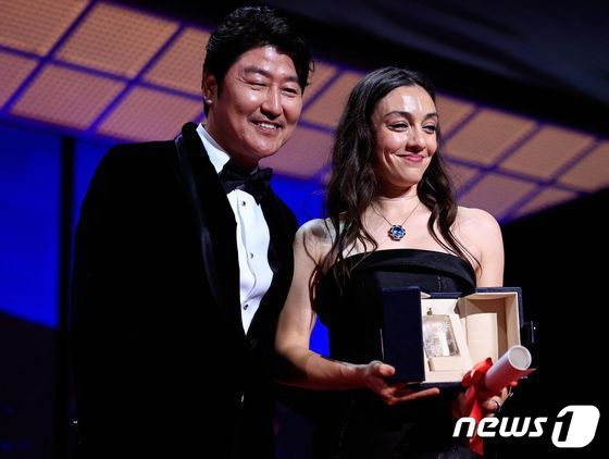 배우 송강호가 여우주연상을 시상하고 있다. © AFP=뉴스1