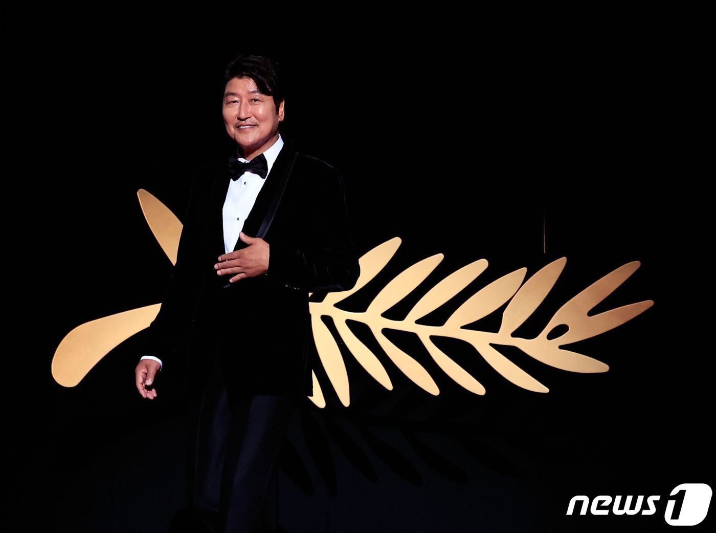 본문 이미지 - 배우 송강호가 27일&#40;현지시간&#41; 프랑스 남부 칸 팔레 데 페스티벌에서 열린 제76회 칸 국제영화제 폐막식 시상자로 참석했다. ⓒ AFP=뉴스1