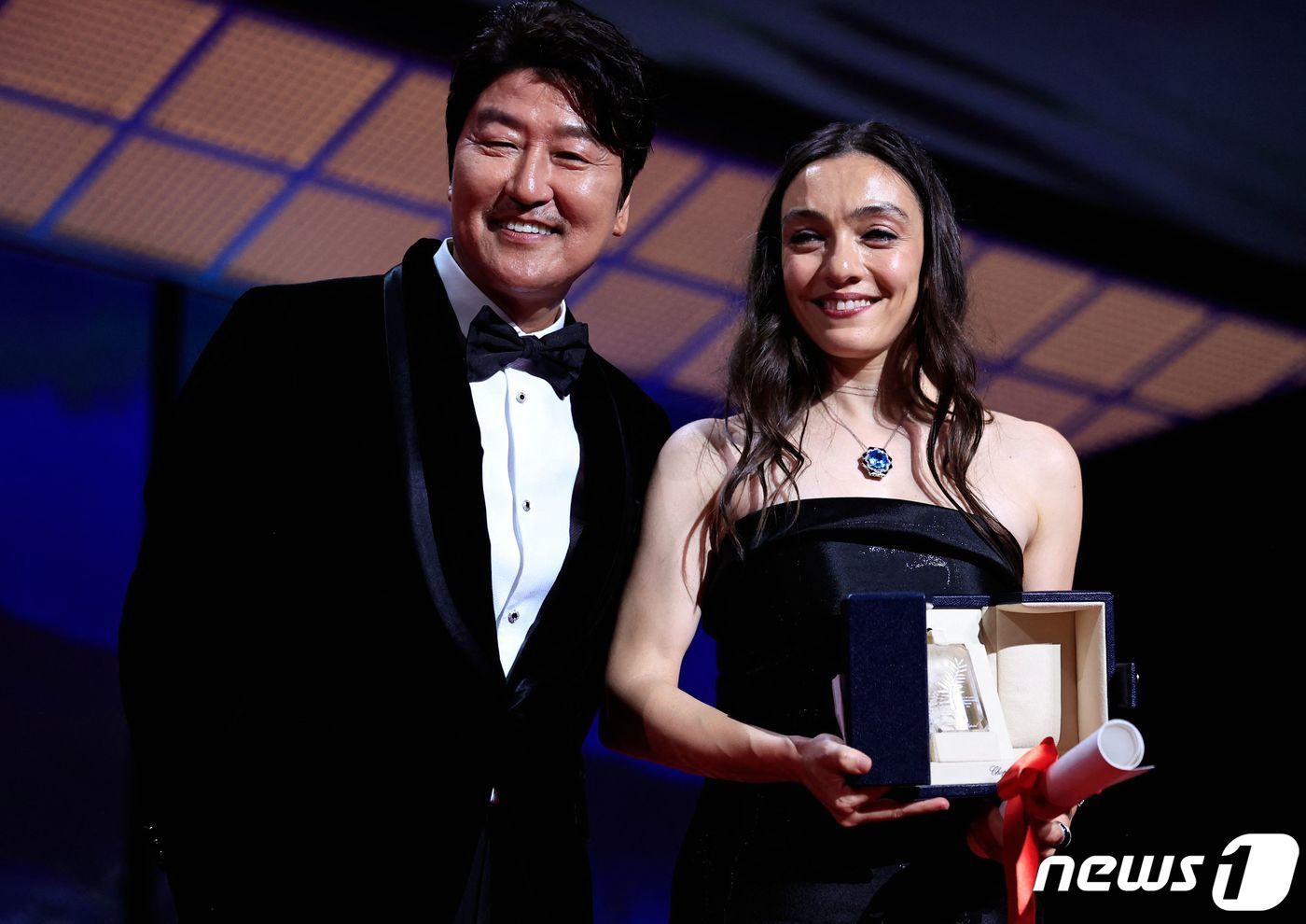 본문 이미지 - 배우 송강호가 27일&#40;현지시간&#41; 프랑스 남부 칸 팔레 데 페스티벌에서 열린 제76회 칸 국제영화제 폐막식 시상자로 참석해 메르베 디즈다르에게 여우주연상을 시상했다. ⓒ AFP=뉴스1