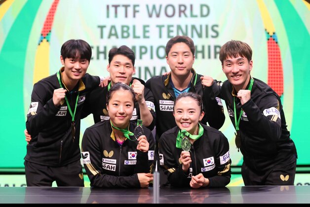 본문 이미지 - 28일(한국시간) 남아프리카공화국 더반에서 열린 2023 국제탁구연맹(ITTF) 개인전 세계선수권대회를 마친 후 메달을 획득한 대한민국 대표팀 선수들이 기념 촬영을 하고 있다. (대한탁구협회 제공) 2023.5.28/뉴스1