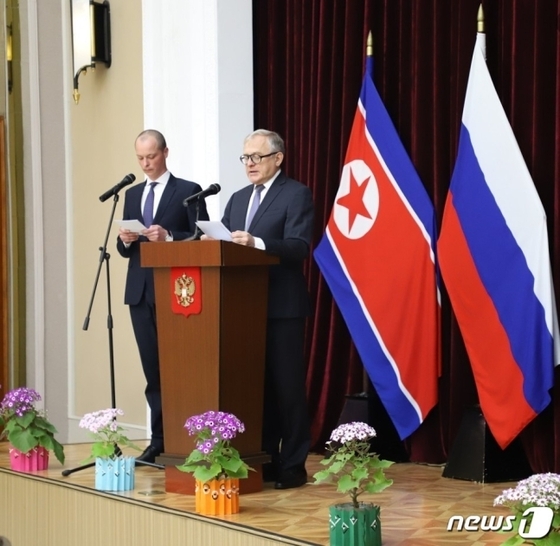 알렉산드르 마체고라 주북 러시아 대사(오른쪽)가 지난 3월17일 북러 경제·문화 협조에 관한 협정 체결 74주년을 맞아 열린 연회에서 기념연설을 하고 있다. ( 주북러시아대사관 페이스북 갈무리)