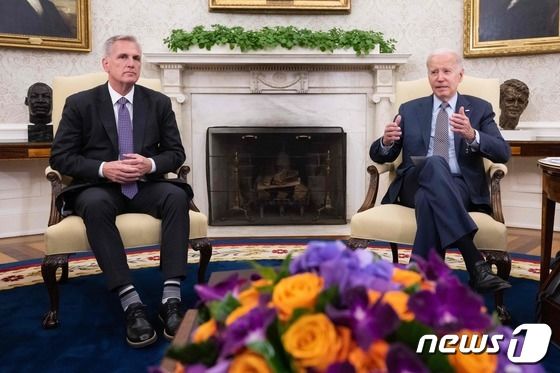 조 바이든 미국 대통령과 케빈 매카시 하원의장이 지난 22일 워싱턴 백악관에서 부채한도 상향 협상을 하고 있다.  2023. 5. 28 © AFP=뉴스1 © News1 우동명 기자