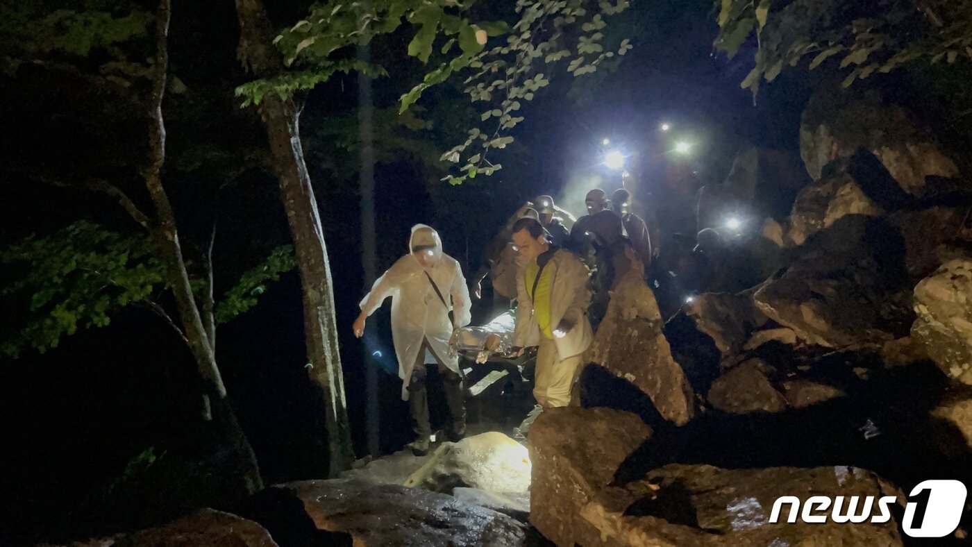 본문 이미지 - 설악산 등반 중 다리 다친 50대 조난자 구조작업.(설악산국립공원사무소 제공) 2023.5.28/뉴스1