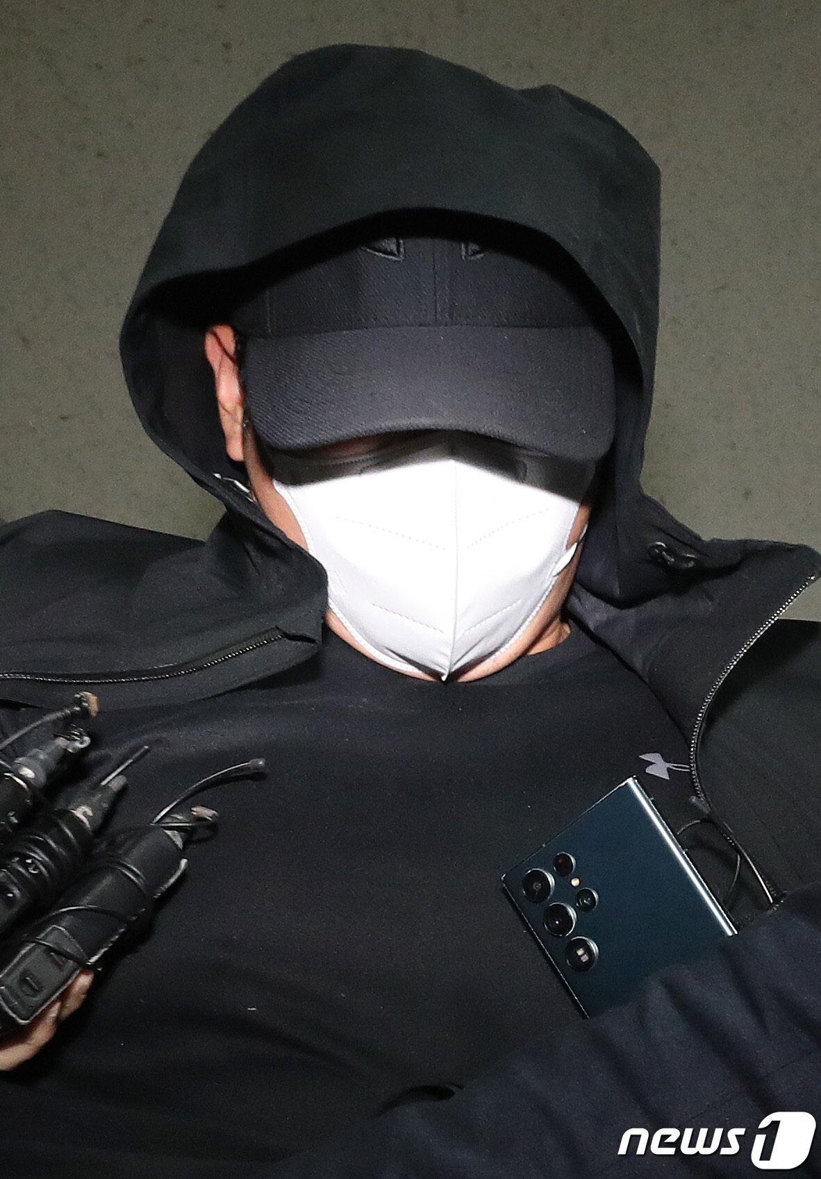 본문 이미지 - 착륙 중 항공기 비상문을 개방한 혐의(항공보안법 위반)로 긴급체포된 30대 남성 A씨가 28일 오후 대구 수성구 대구지방법원에서 열리는 구속 전 피의자심문(영장실질심사)을 받기 위해 법정으로 향하고 있다. 2023.5.28/뉴스1 ⓒ News1 공정식 기자