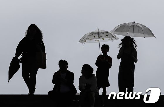 전국에 비가 내리는 28일 서울 국립중앙박물관을 찾은 시민들이 우산을 쓰고 이동하고 있다. 2023.5.28/뉴스1 © News1 김도우 기자