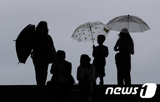 우산 쓰고 나들이 나온 시민.(자료사진)/© News1 김도우 기자