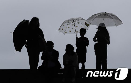 비가 내리는 28일 서울 국립중앙박물관을 찾은 시민들이 우산을 쓴 채 이동하고 있다. 2023.5.28/뉴스1 © News1 김도우 기자
