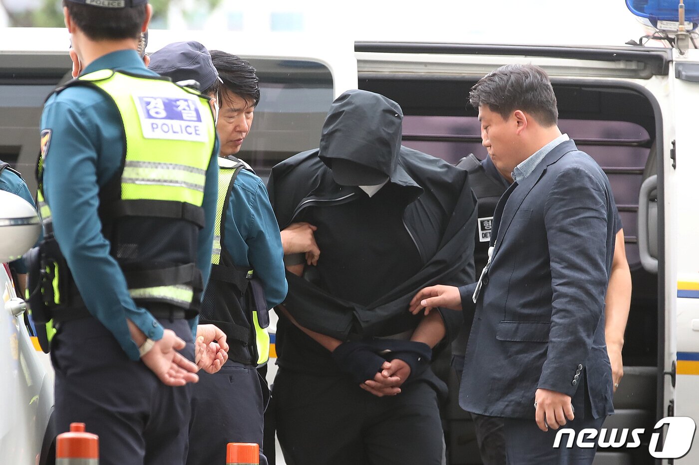 본문 이미지 - 대구공항 착륙 중 항공기 비상문을 개방한 혐의(항공보안법 위반)로 긴급체포된 30대 남성 A씨가 28일 오후 대구 수성구 대구지방법원에서 열리는 구속 전 피의자심문(영장실질심사)을 받기 위해 법정으로 향하고 있다. ⓒ News1 공정식 기자