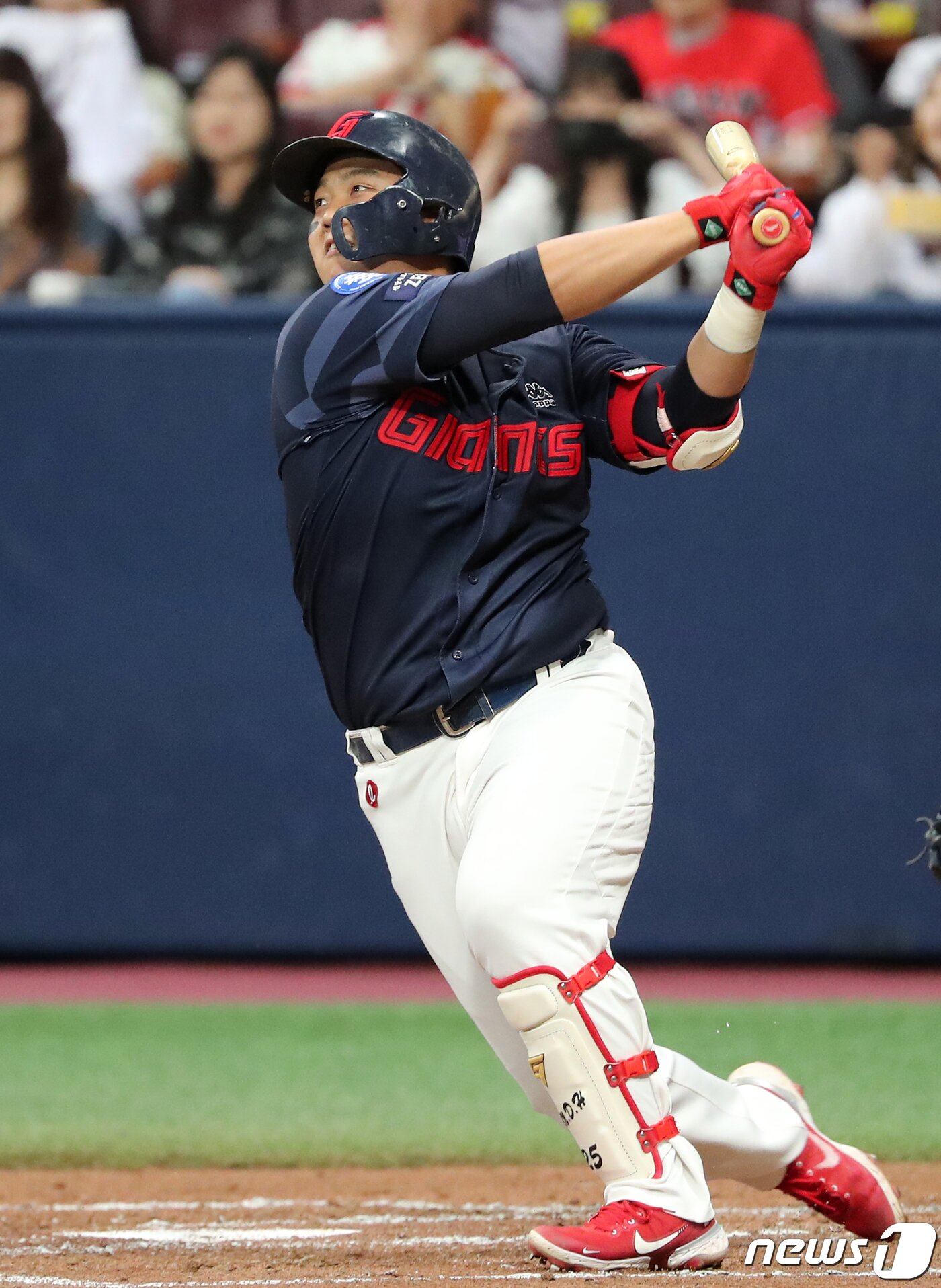 본문 이미지 - 28일 오후 서울 구로구 고척 스카이돔에서 열린 프로야구 '2023 신한은행 SOL KBO리그' 롯데 자이언츠와 키움 히어로즈 경기, 롯데 한동희가 2회초 1사 1,3루에서 타점을 만드는 희생 플라이를 치고 있다. 2023.5.28 ⓒ 뉴스1 김진환 기자
